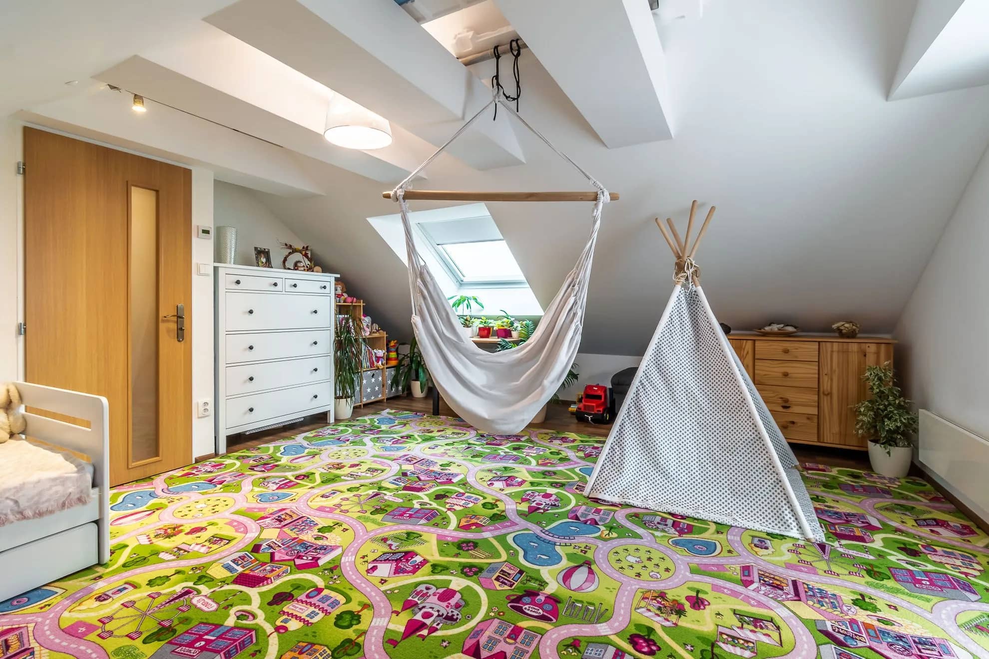 Horní pokoj o ploše 26 m² — byt 3+kk Jinočany