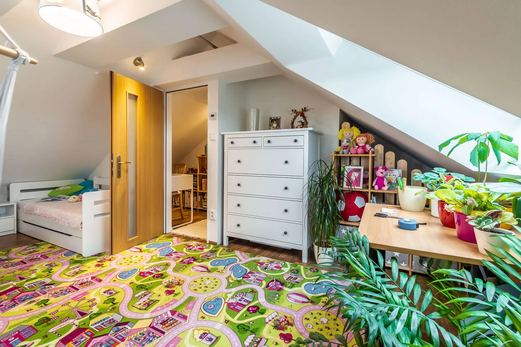 Horní pokoj o ploše 26 m² — byt 3+kk Jinočany