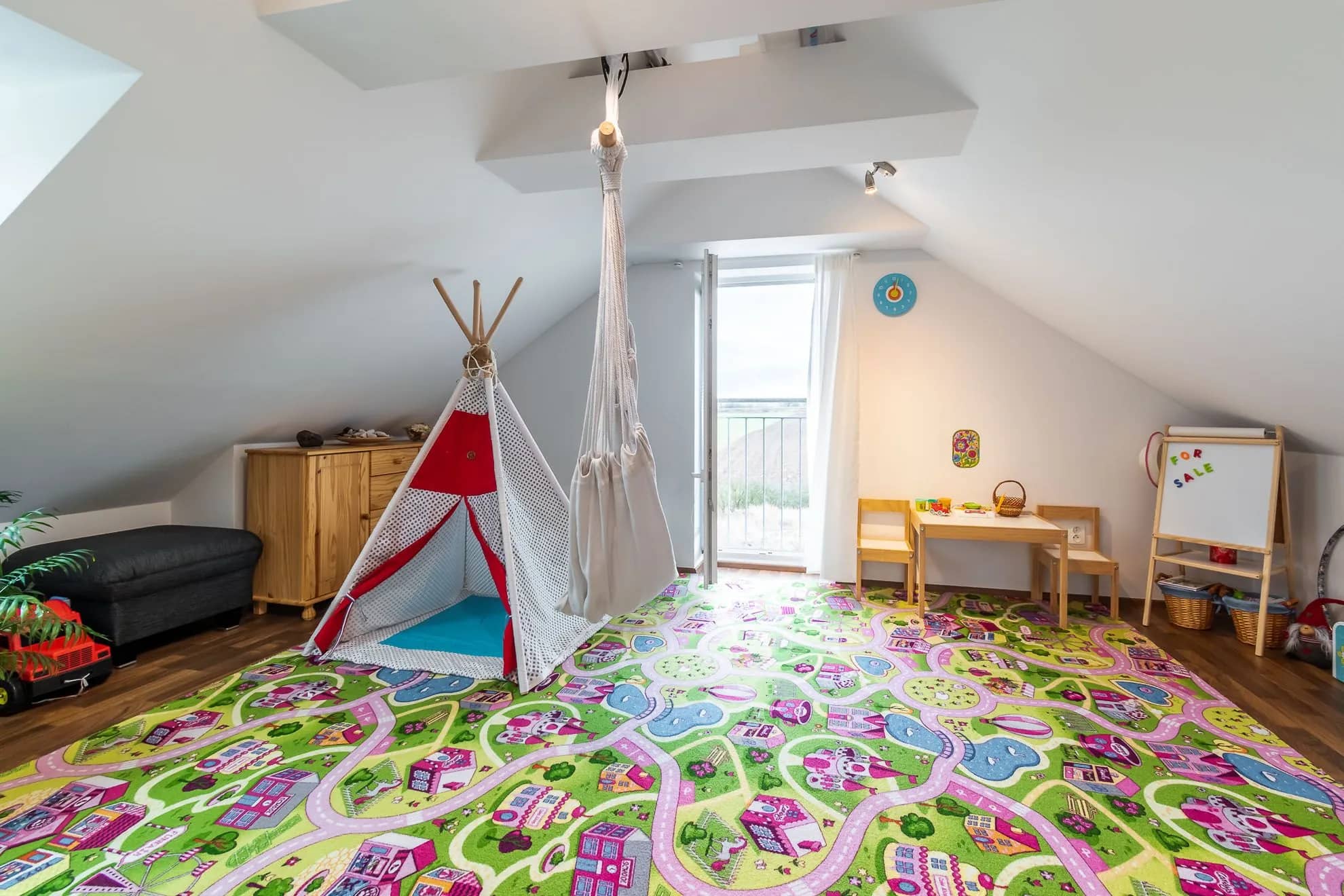 Horní pokoj o ploše 26 m² — byt 3+kk Jinočany