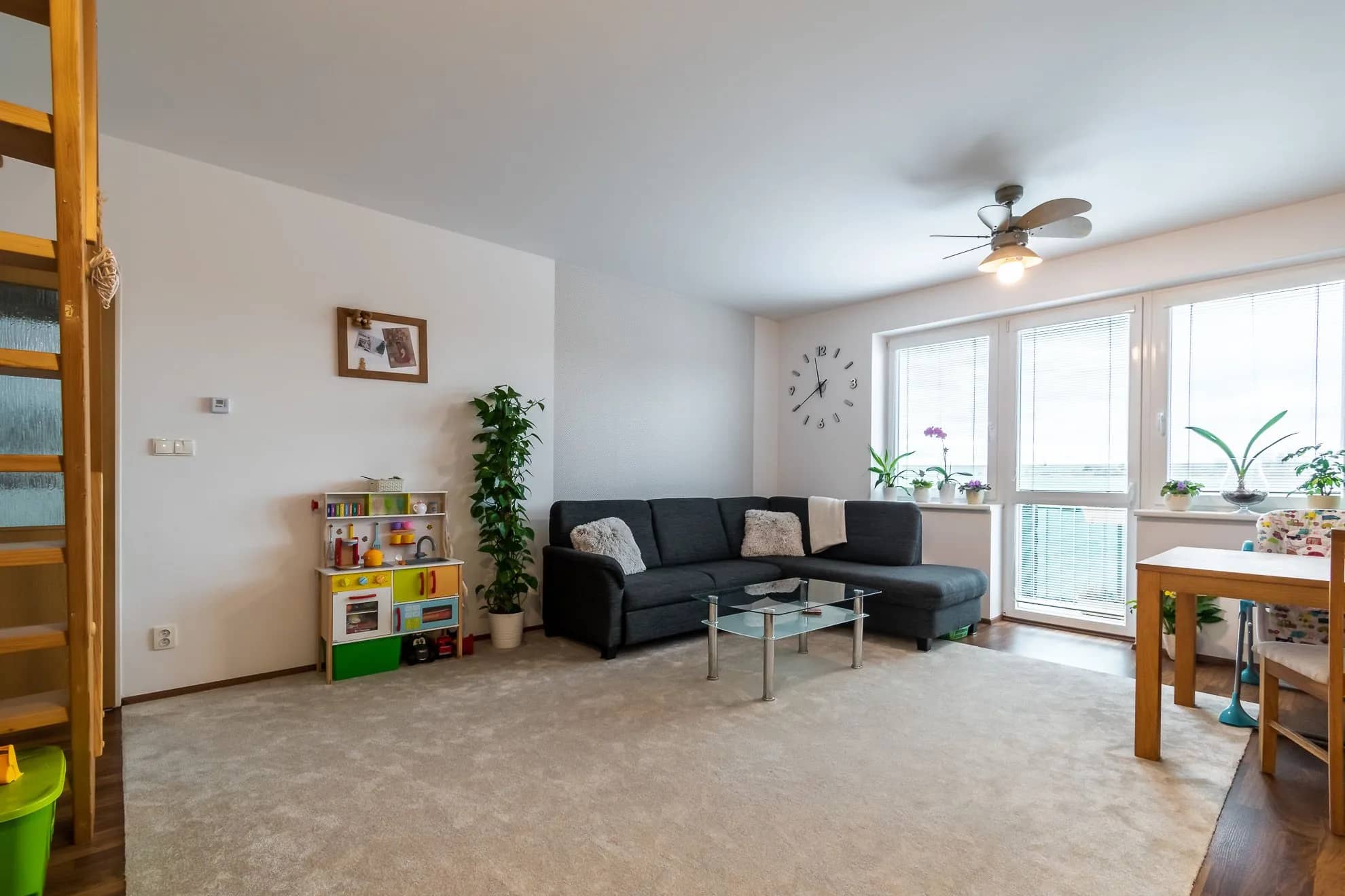 Obývací pokoj s prosklenými dveřmi na balkon — byt 3+kk Jinočany