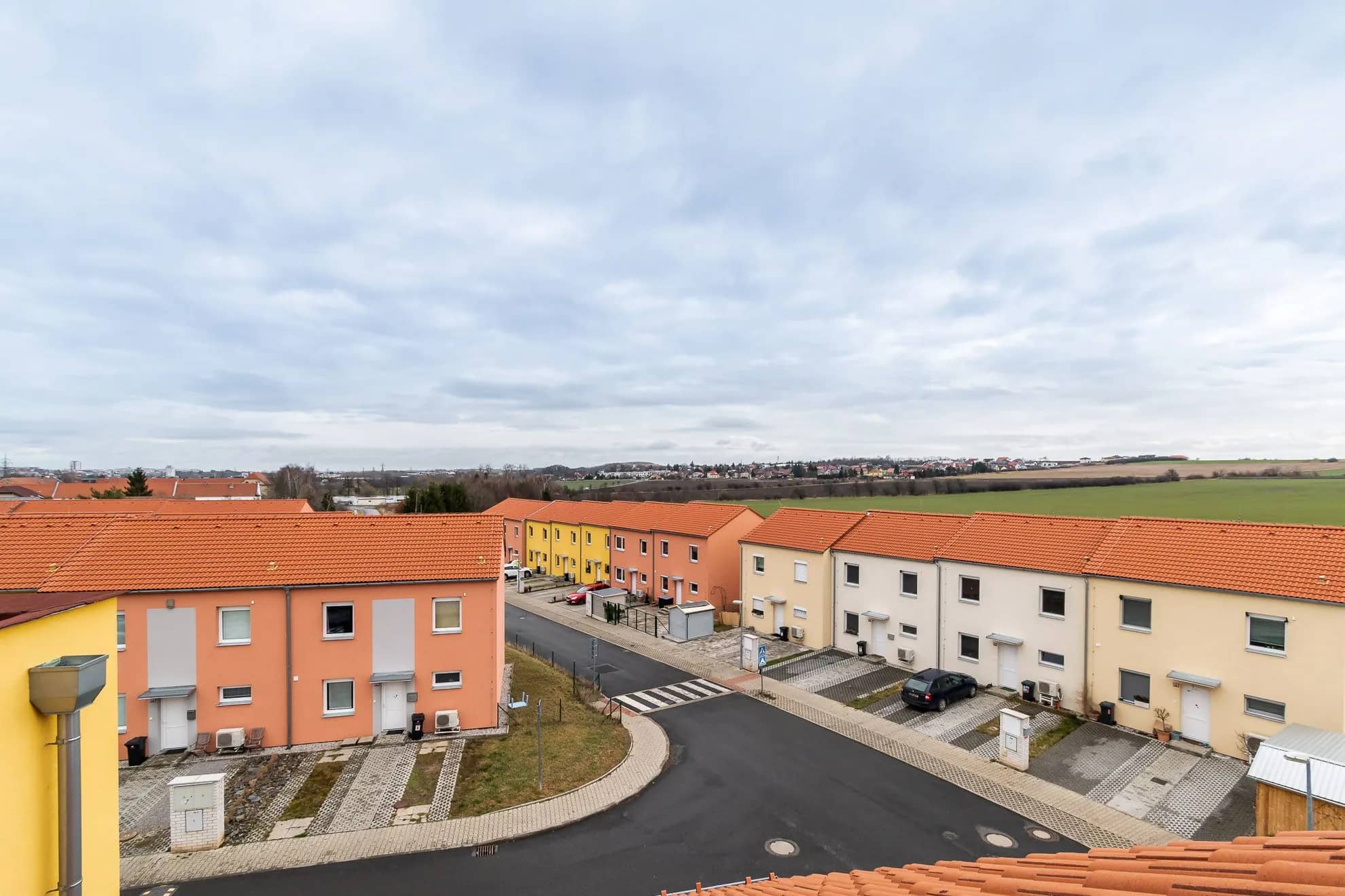 Okolí domu, pole a cesty na procházky — byt 3+kk Jinočany