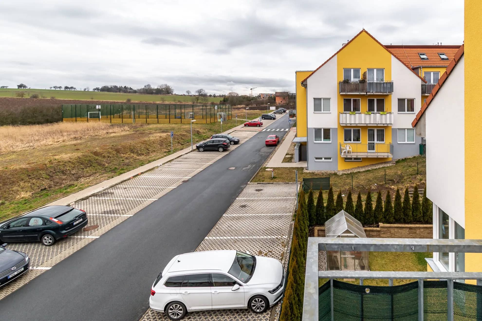 Venkovní parkovací stání k bytu — byt 3+kk Jinočany